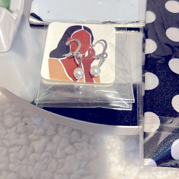 Kate Spade Satchel & Wallet likenew Free Twilly,Earrings,Necklace & Heart Mirror - Picture 8 of 17